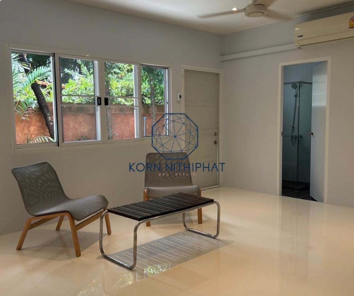 ให้เช่าบ้านพระราม 9 เพชรบุรีตัดใหม่ RCA : For Rent Detached Mid-Century House in Compound Security on Soi Petchaburi (Soonvijai), Nearby Bangkok Hospital. Welcome Pet Friendly (Pet Allowed) well Trained