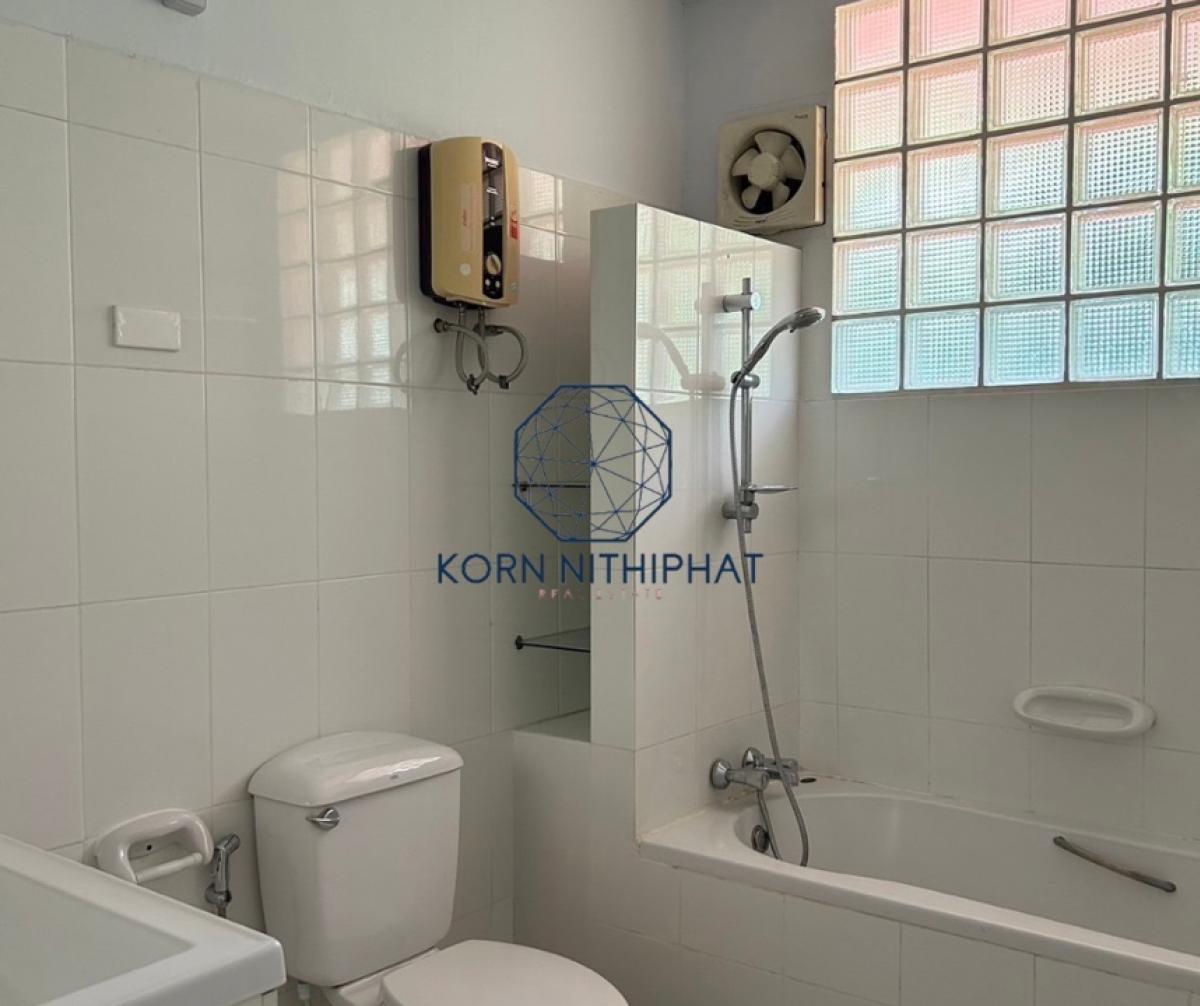 ให้เช่าบ้านพระราม 9 เพชรบุรีตัดใหม่ RCA : For Rent Detached Mid-Century House in Compound Security on Soi Petchaburi (Soonvijai), Nearby Bangkok Hospital. Welcome Pet Friendly (Pet Allowed) well Trained