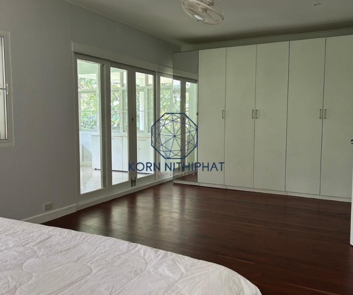 ให้เช่าบ้านพระราม 9 เพชรบุรีตัดใหม่ RCA : For Rent Detached Mid-Century House in Compound Security on Soi Petchaburi (Soonvijai), Nearby Bangkok Hospital. Welcome Pet Friendly (Pet Allowed) well Trained