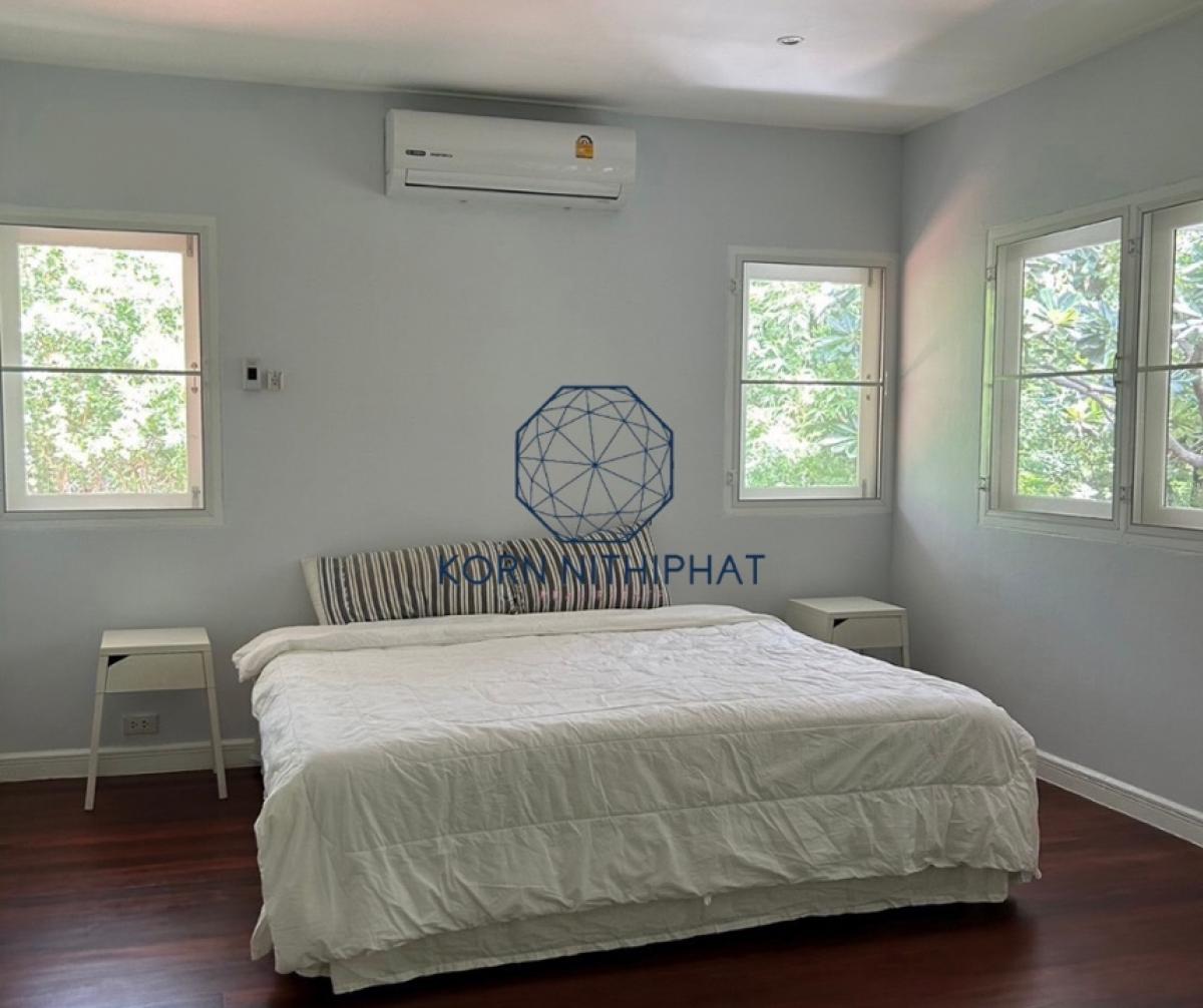 ให้เช่าบ้านพระราม 9 เพชรบุรีตัดใหม่ RCA : For Rent Detached Mid-Century House in Compound Security on Soi Petchaburi (Soonvijai), Nearby Bangkok Hospital. Welcome Pet Friendly (Pet Allowed) well Trained