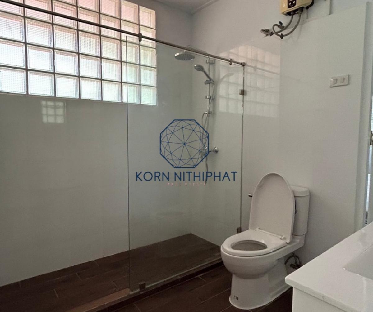 ให้เช่าบ้านพระราม 9 เพชรบุรีตัดใหม่ RCA : For Rent Detached Mid-Century House in Compound Security on Soi Petchaburi (Soonvijai), Nearby Bangkok Hospital. Welcome Pet Friendly (Pet Allowed) well Trained