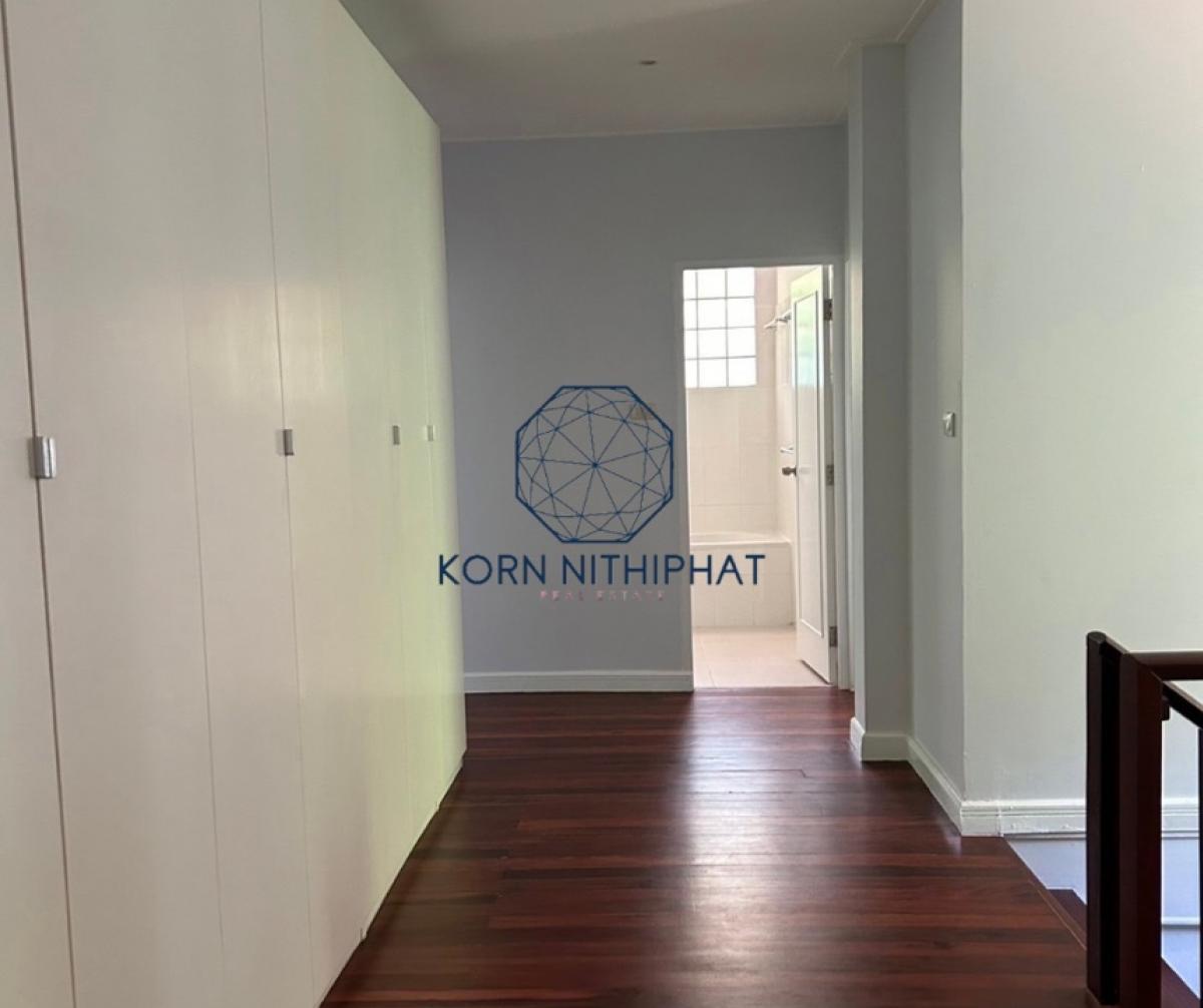 ให้เช่าบ้านพระราม 9 เพชรบุรีตัดใหม่ RCA : For Rent Detached Mid-Century House in Compound Security on Soi Petchaburi (Soonvijai), Nearby Bangkok Hospital. Welcome Pet Friendly (Pet Allowed) well Trained