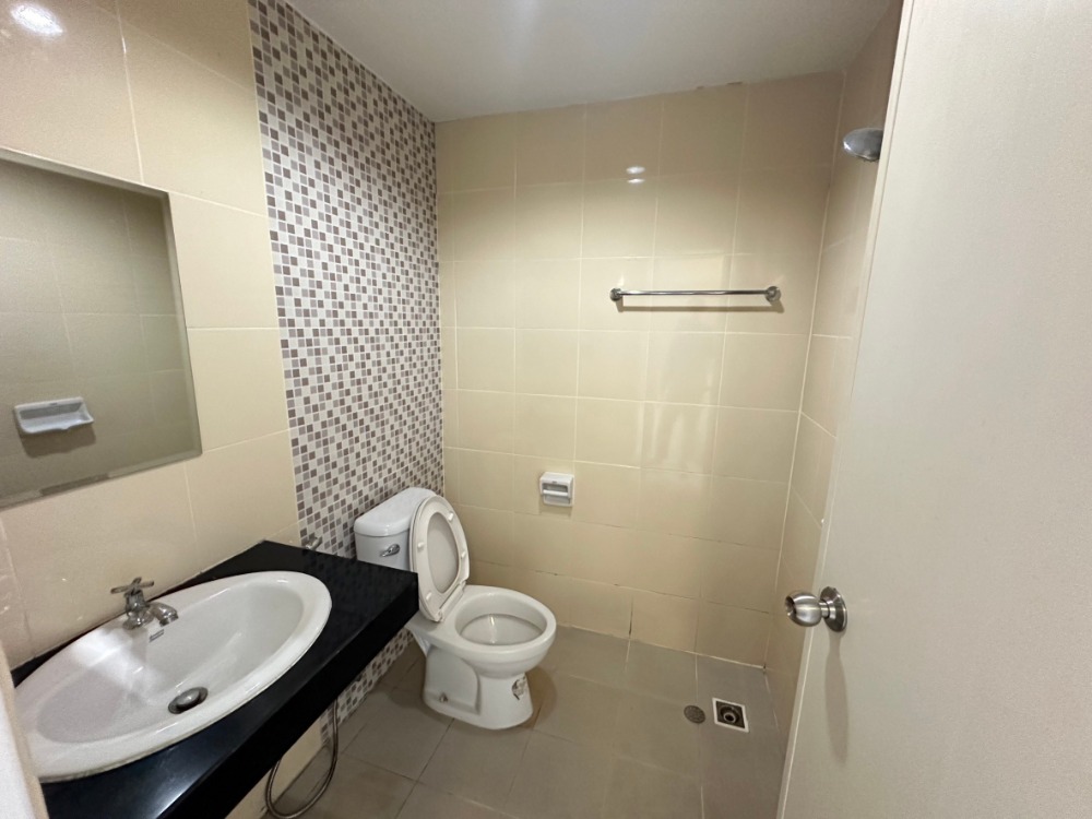 For RentTownhomeRayong : Line: @zimple_asset Modern Townhome for Rent - Ban Chang, Rayong. Located near U-Tapao Airport and Map Ta Phut Industrial Estate, small pets allowed, with short-term monthly leases available.