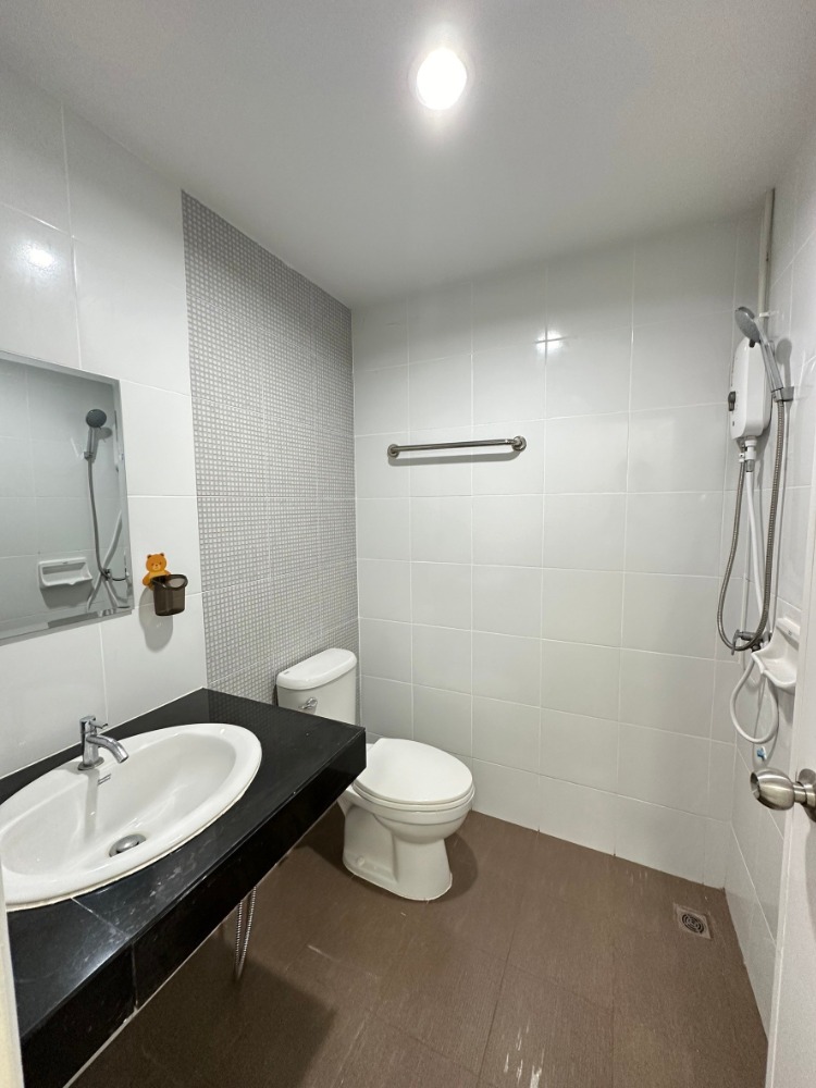 For RentTownhomeRayong : Line: @zimple_asset Modern Townhome for Rent - Ban Chang, Rayong. Located near U-Tapao Airport and Map Ta Phut Industrial Estate, small pets allowed, with short-term monthly leases available.