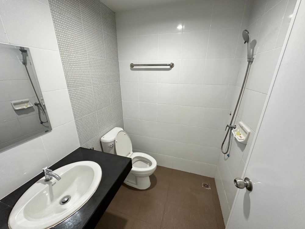 For RentTownhomeRayong : Line: @zimple_asset Modern Townhome for Rent - Ban Chang, Rayong. Located near U-Tapao Airport and Map Ta Phut Industrial Estate, small pets allowed, with short-term monthly leases available.