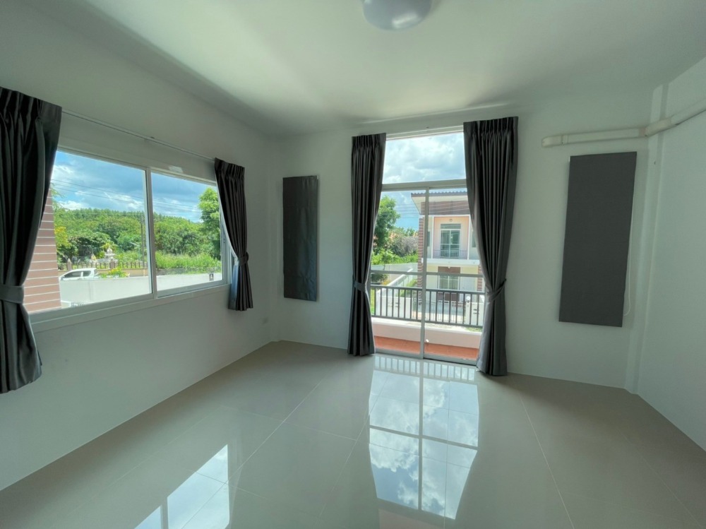 For RentTownhomeRayong : Line: @zimple_asset Modern Townhome for Rent - Ban Chang, Rayong. Located near U-Tapao Airport and Map Ta Phut Industrial Estate, small pets allowed, with short-term monthly leases available.