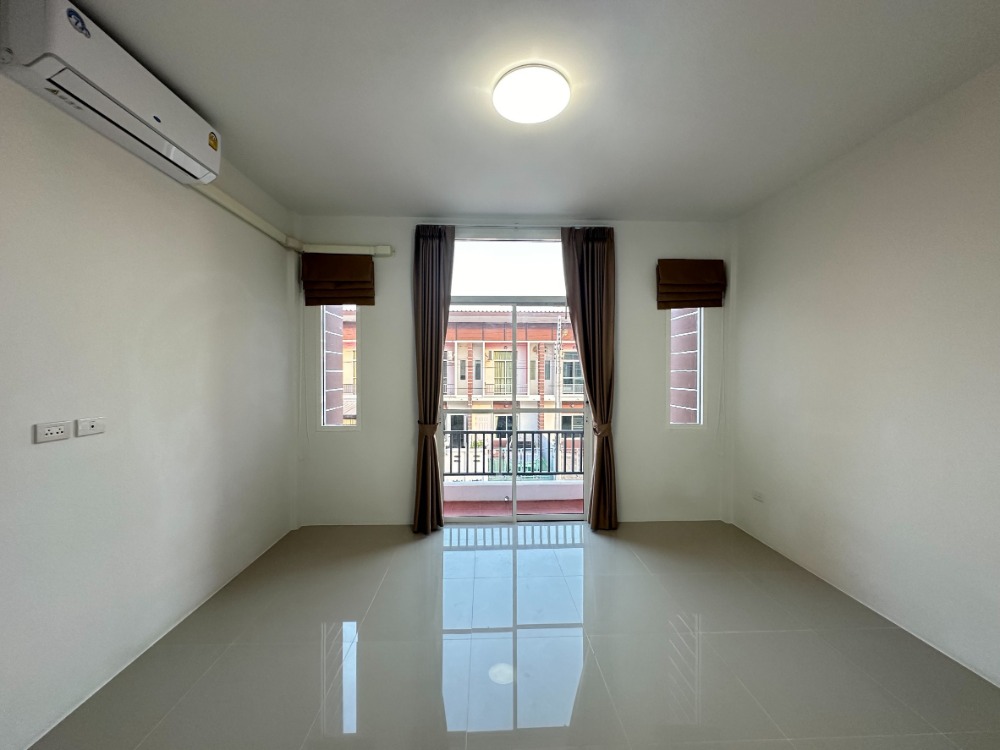 For RentTownhomeRayong : Line: @zimple_asset Modern Townhome for Rent - Ban Chang, Rayong. Located near U-Tapao Airport and Map Ta Phut Industrial Estate, small pets allowed, with short-term monthly leases available.