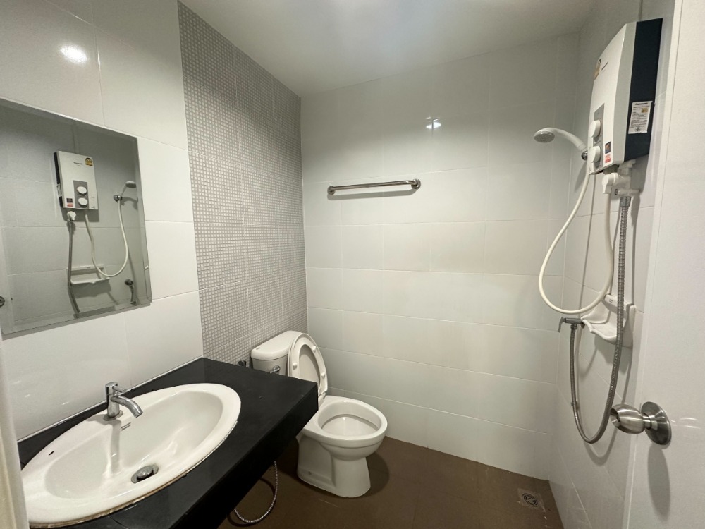 For RentTownhomeRayong : Line: @zimple_asset Modern Townhome for Rent - Ban Chang, Rayong. Located near U-Tapao Airport and Map Ta Phut Industrial Estate, small pets allowed, with short-term monthly leases available.