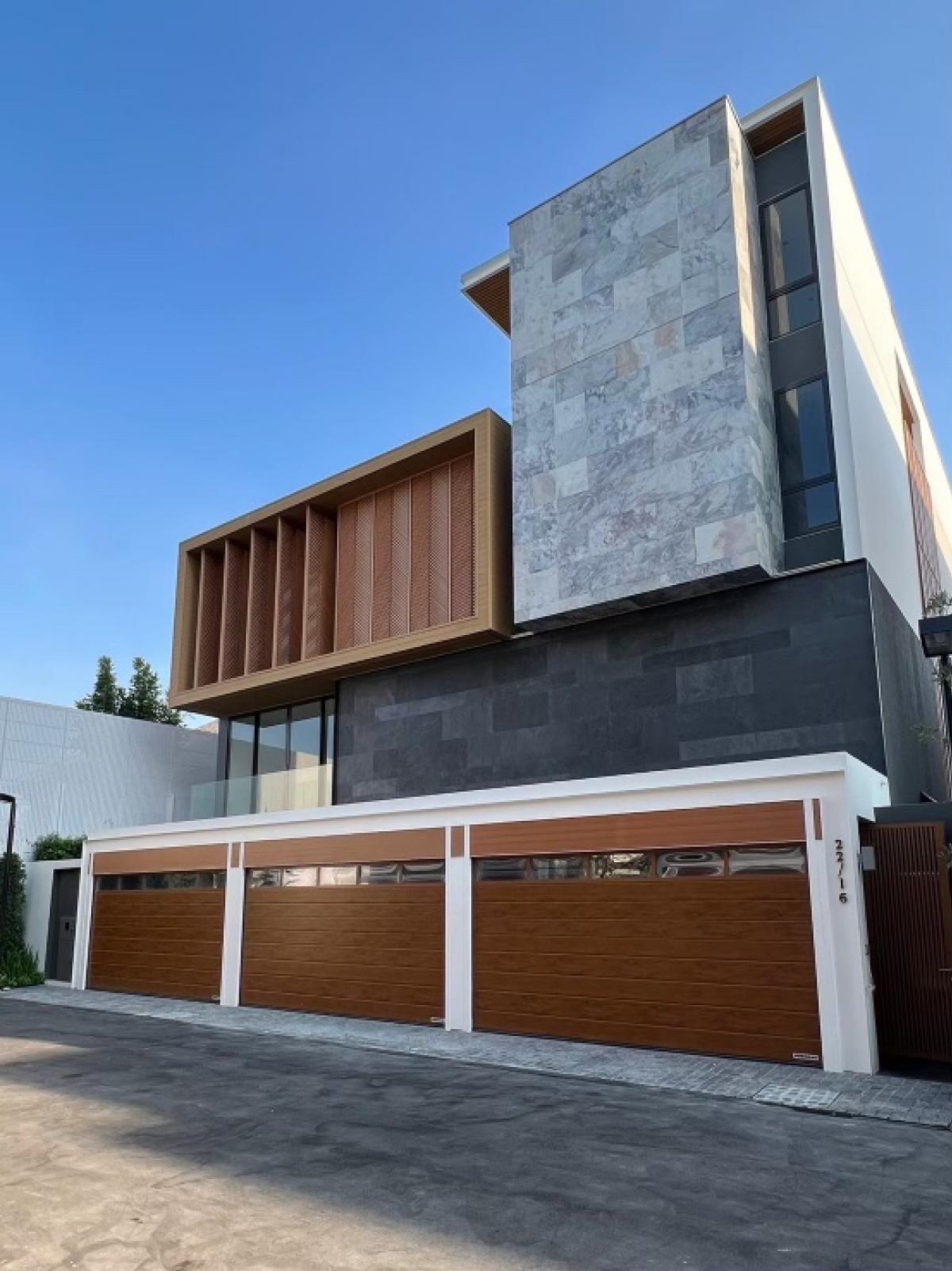 For SaleHouseKaset Nawamin,Ladplakao : 📢👇4-storey luxury house with elevator in the house and private swimming pool. The project received the 2017 Design and Decoration Award. High security level. Convenient travel on many routes.