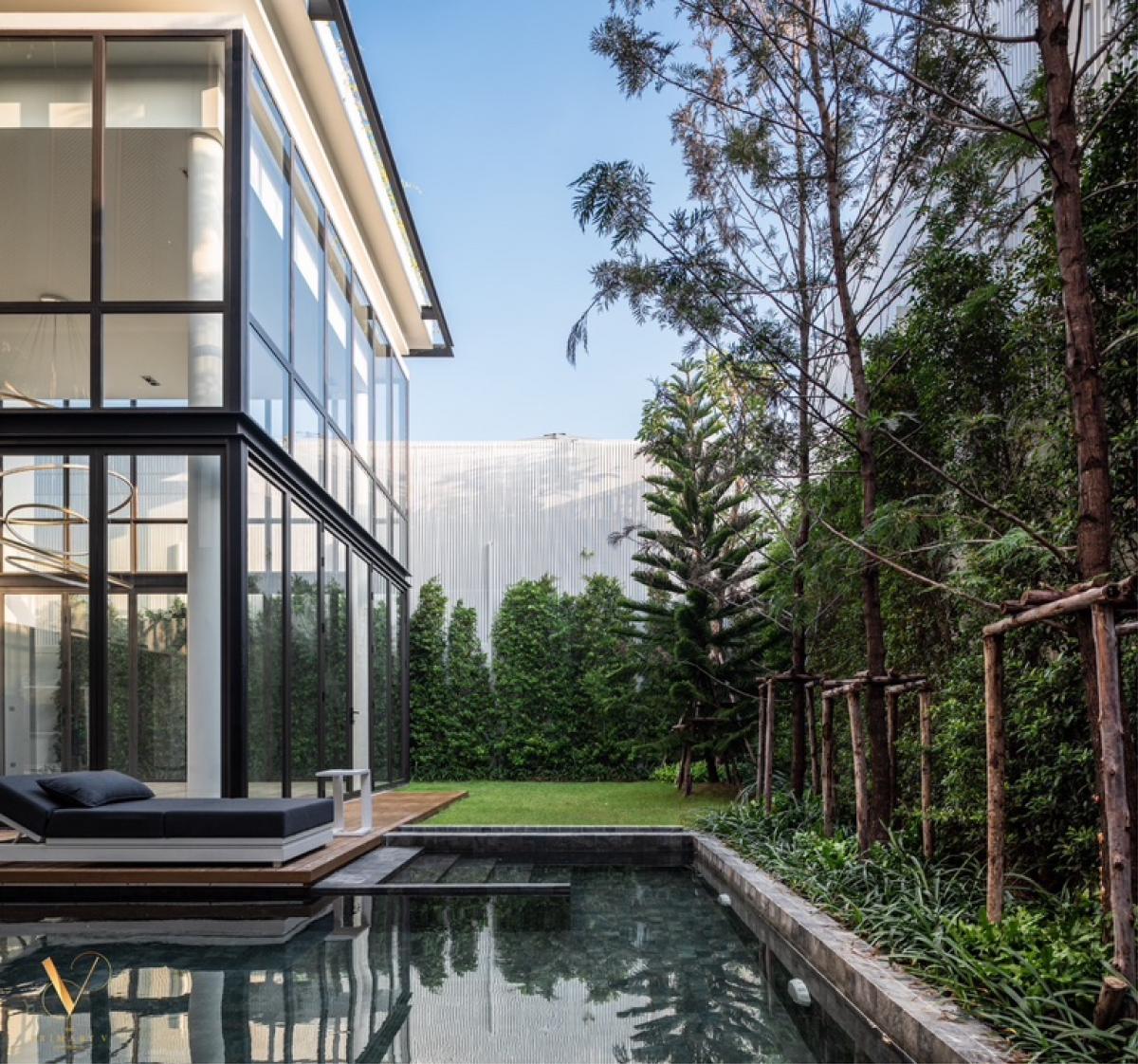 ขายบ้านเกษตร นวมินทร์ ลาดปลาเค้า : 📢👇ด่วนๆ ราคาโปรโมชั่น ถึงธันวาคม 68 ลดเหลือ 99 ล้าน จาก 120 ล้าน!!!
บ้านหรู 4 ชั้น พร้อม ลิฟต์ในบ้าน และ สระว่ายน้ำส่วนตัว โครงการได้รับรางวัล ออกแบบ ตกแต่งปี 2017 ระดับรักษาความปลอดภัยสูง เดินทางสะดวกได้หลายเส้นทาง