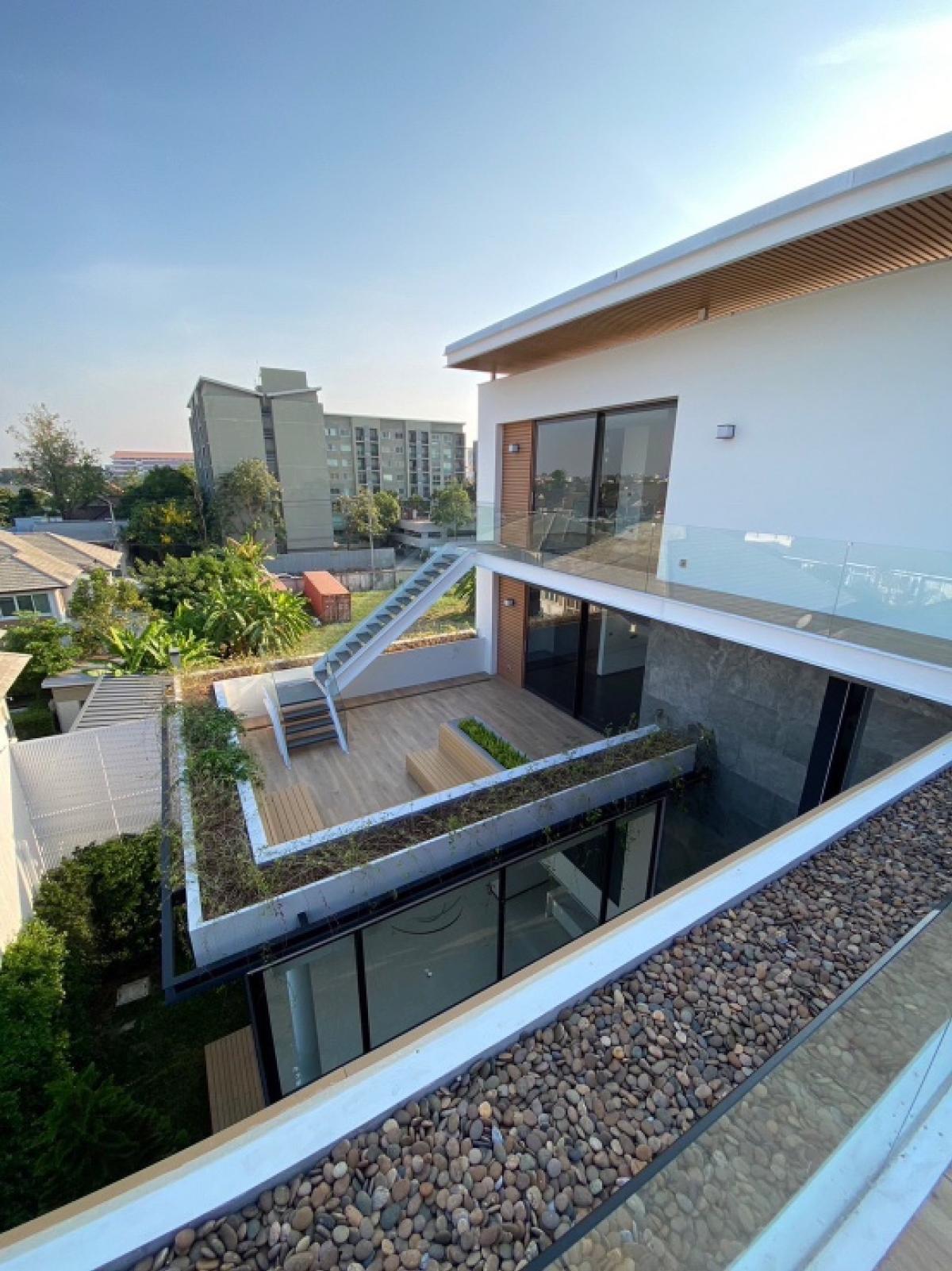 ขายบ้านเกษตร นวมินทร์ ลาดปลาเค้า : 📢👇ด่วนๆ ราคาโปรโมชั่น ถึงธันวาคม 68 ลดเหลือ 99 ล้าน จาก 120 ล้าน!!!
บ้านหรู 4 ชั้น พร้อม ลิฟต์ในบ้าน และ สระว่ายน้ำส่วนตัว โครงการได้รับรางวัล ออกแบบ ตกแต่งปี 2017 ระดับรักษาความปลอดภัยสูง เดินทางสะดวกได้หลายเส้นทาง