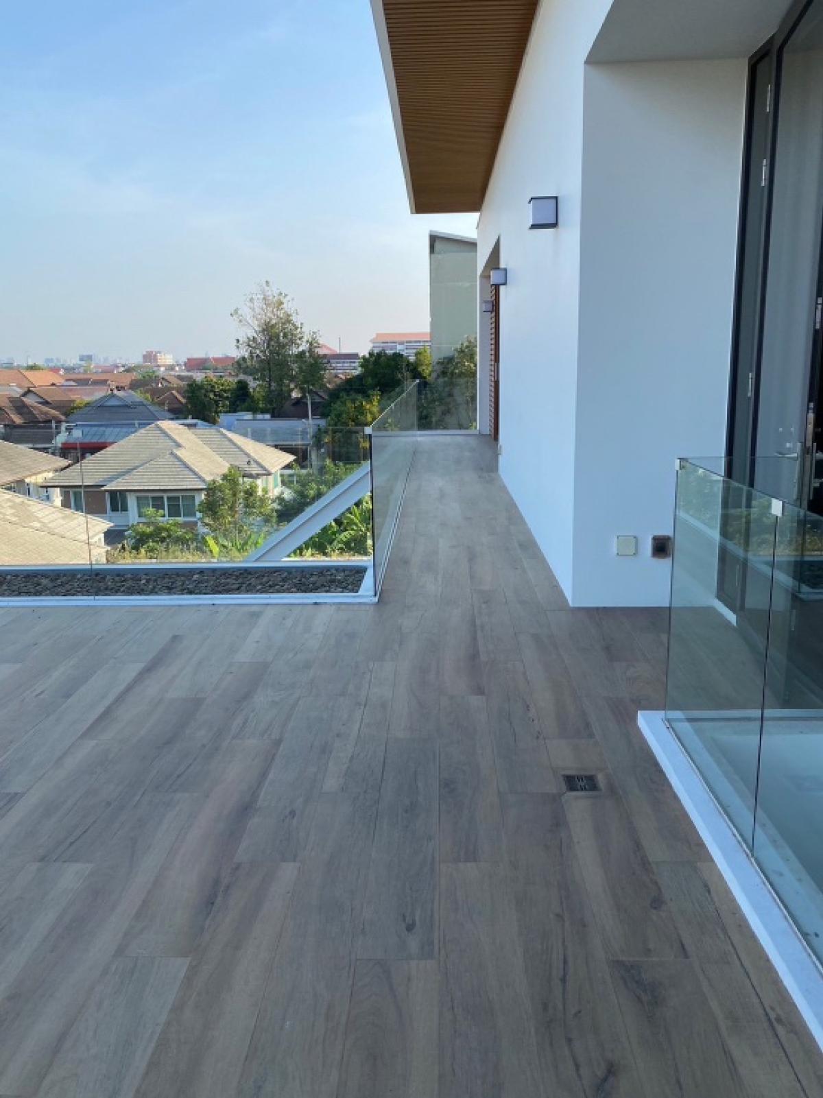 ขายบ้านเกษตร นวมินทร์ ลาดปลาเค้า : 📢👇ด่วนๆ ราคาโปรโมชั่น ถึงธันวาคม 68 ลดเหลือ 99 ล้าน จาก 120 ล้าน!!!
บ้านหรู 4 ชั้น พร้อม ลิฟต์ในบ้าน และ สระว่ายน้ำส่วนตัว โครงการได้รับรางวัล ออกแบบ ตกแต่งปี 2017 ระดับรักษาความปลอดภัยสูง เดินทางสะดวกได้หลายเส้นทาง