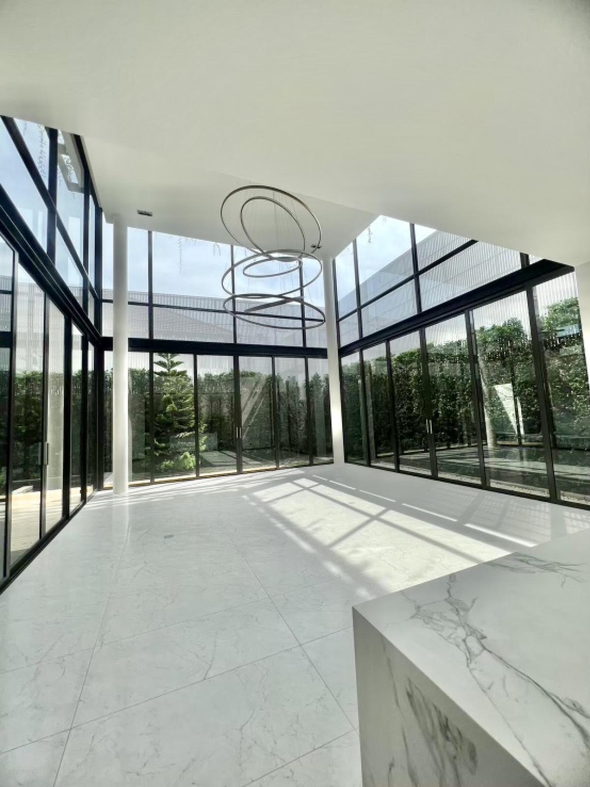 ขายบ้านเกษตร นวมินทร์ ลาดปลาเค้า : 📢👇ด่วนๆ ราคาโปรโมชั่น ถึงธันวาคม 68 ลดเหลือ 99 ล้าน จาก 120 ล้าน!!!
บ้านหรู 4 ชั้น พร้อม ลิฟต์ในบ้าน และ สระว่ายน้ำส่วนตัว โครงการได้รับรางวัล ออกแบบ ตกแต่งปี 2017 ระดับรักษาความปลอดภัยสูง เดินทางสะดวกได้หลายเส้นทาง