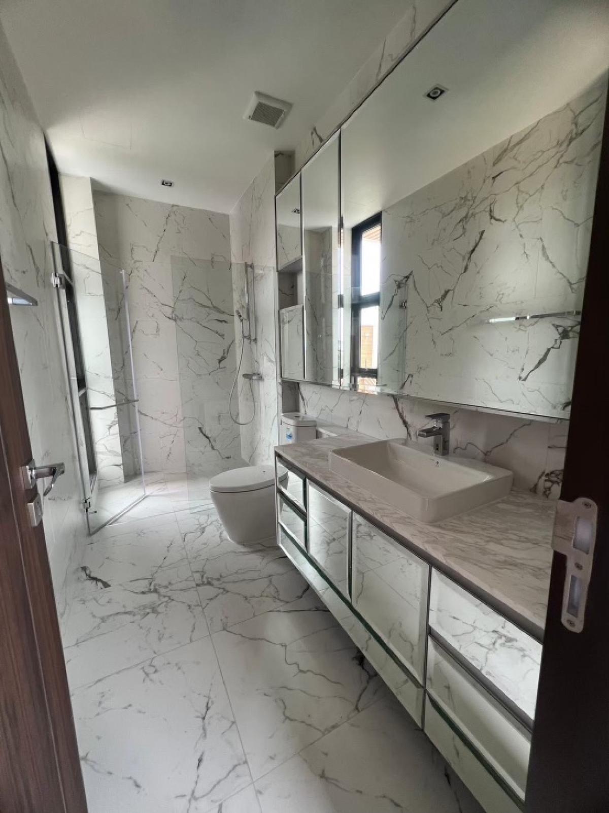 ขายบ้านเกษตร นวมินทร์ ลาดปลาเค้า : 📢👇ด่วนๆ ราคาโปรโมชั่น ถึงธันวาคม 68 ลดเหลือ 99 ล้าน จาก 120 ล้าน!!!
บ้านหรู 4 ชั้น พร้อม ลิฟต์ในบ้าน และ สระว่ายน้ำส่วนตัว โครงการได้รับรางวัล ออกแบบ ตกแต่งปี 2017 ระดับรักษาความปลอดภัยสูง เดินทางสะดวกได้หลายเส้นทาง