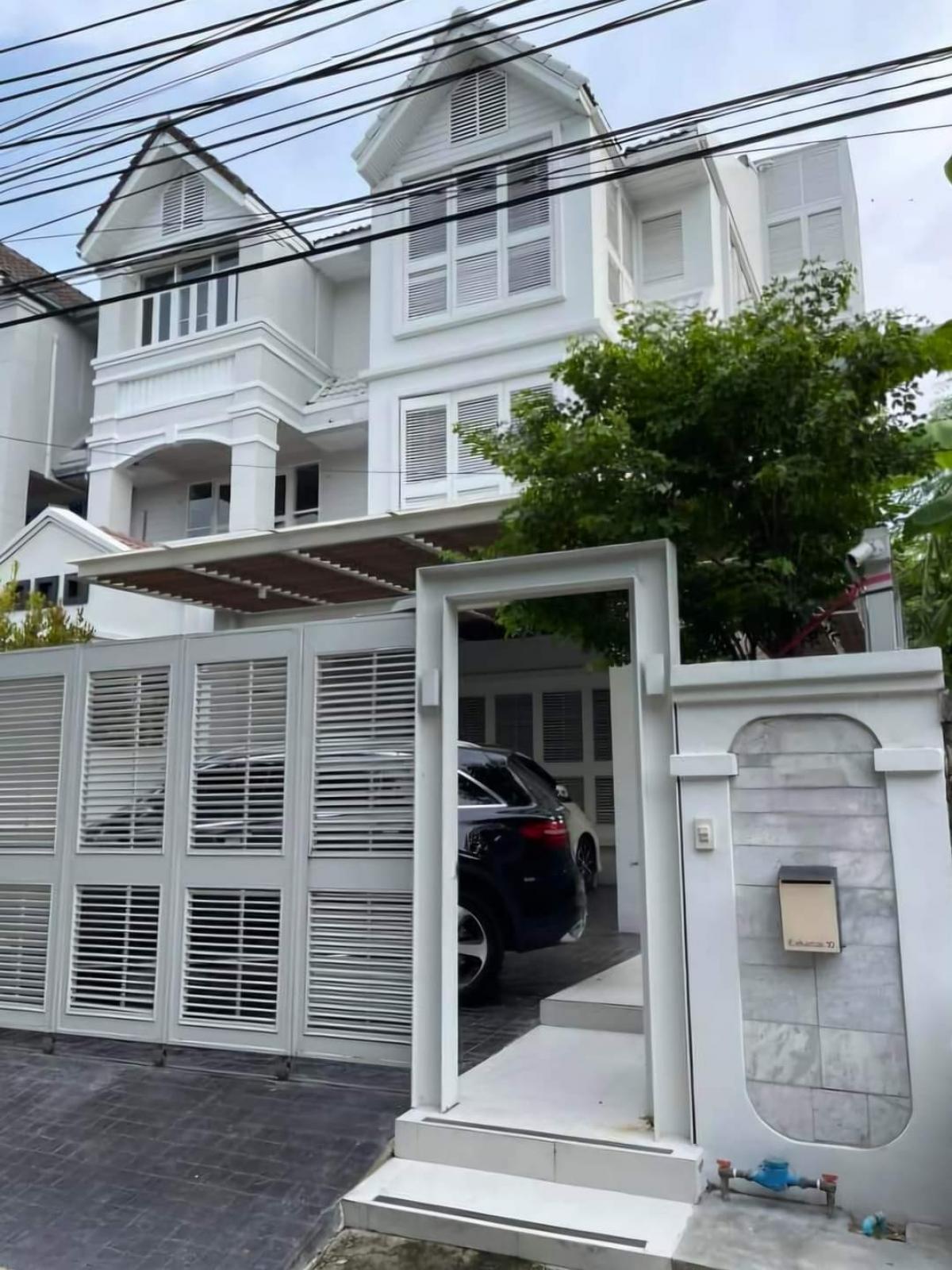 ขายทาวน์โฮมสุขุมวิท อโศก ทองหล่อ : 🚩For Sale : Townhouse Soi Ekkamai 10 🔎Near : BTS Ekkamai 1.8 km 🏡 4 Storay 🛗 With Elevator 🛏 4 Bedrooms, 🛁 5 Bathrooms