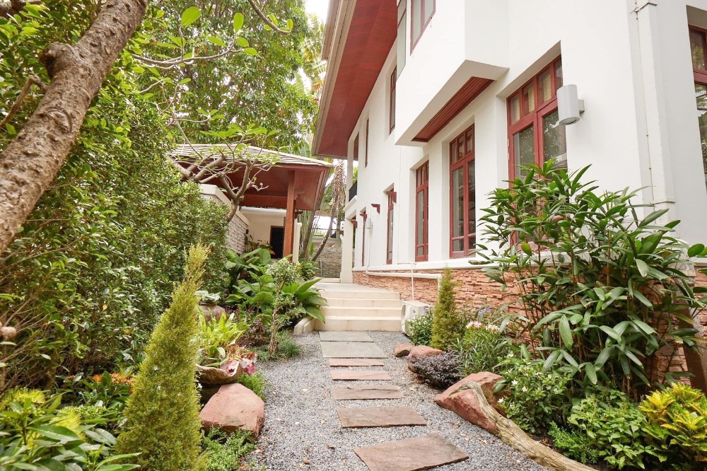 For RentHouseSukhumvit, Asoke, Thonglor : H0466😊 For RENT, 3-storey detached house for rent, 🚪5 bedrooms🚄near BTS Thonglor🏢Ekkamai🔔House area: 80 sq m🔔Usable area: 560 sq m💲Rent: 250,000฿📞O99-5919653,O65-9423251✅LineID:@sureresidence