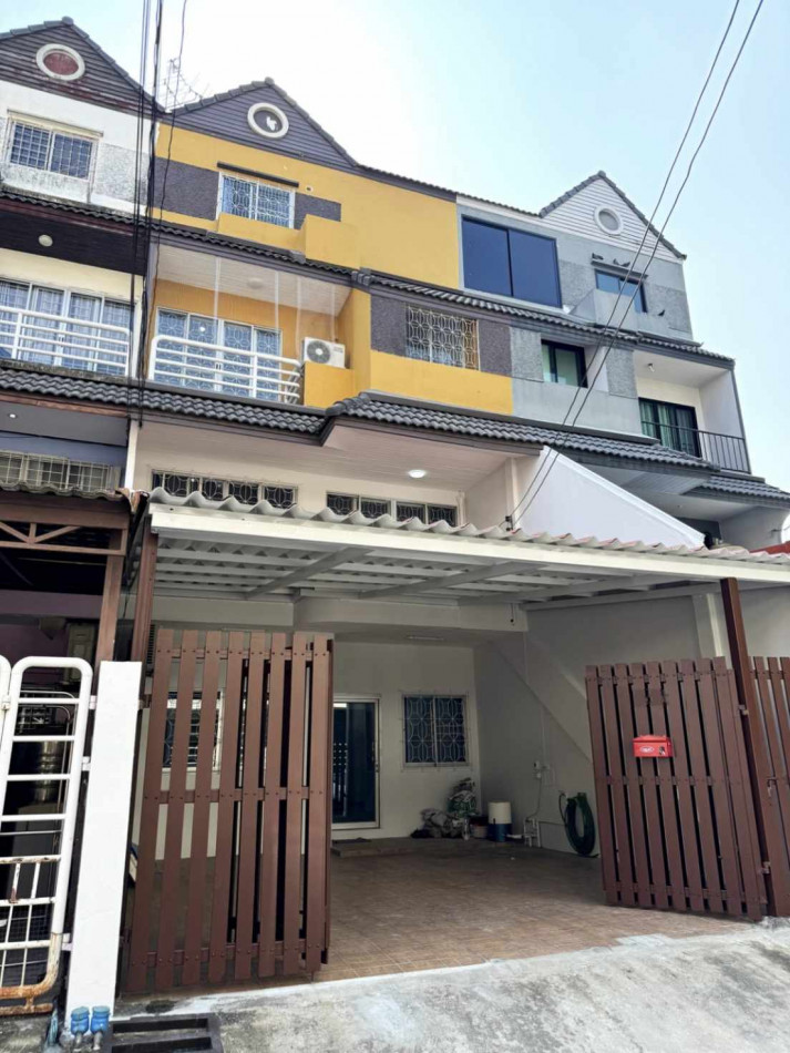 For RentTownhomePattanakan, Srinakarin : For rent, 4-storey townhouse in the heart of Phatthanakan Road, area 31.5 sq.w., usable area over 300 sq.m., 5 bedrooms, 7 bathrooms, ready to move in.