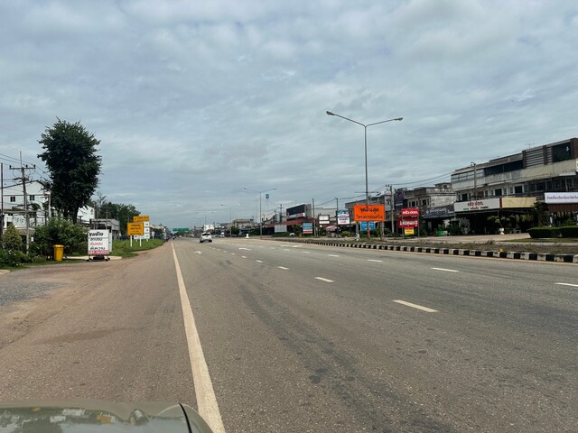 For SaleLandPhichit : Urgent sale of vacant land with buildings, size 11 rai 3 ngan 86 sq m. There is a 1-storey townhouse, 1 unit, a beautiful rectangular area, with a 7-meter road entrance, near Sak Lek Witthayakhom School, Sak Lek District, Phichit Province.