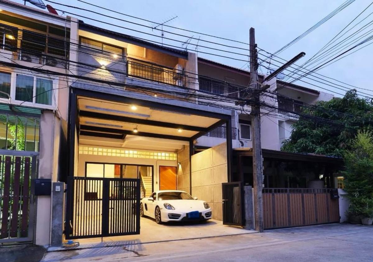 ให้เช่าทาวน์โฮมสุขุมวิท อโศก ทองหล่อ : 📢👇Available 5 October 2025
Townhouse Ekamai , newly renovated, near Thonglor