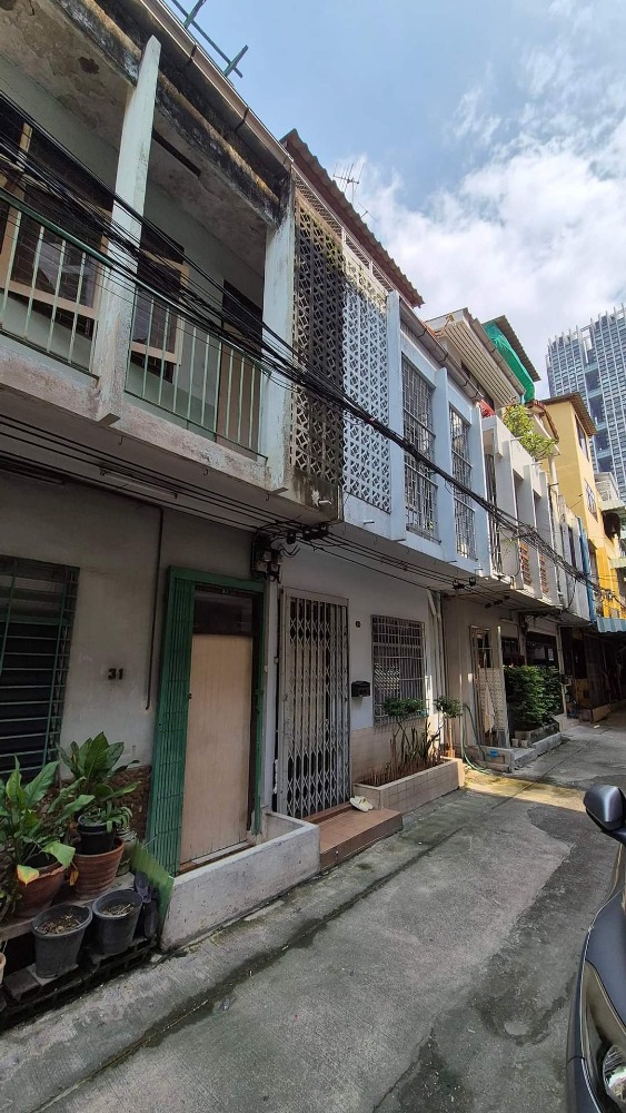 For SaleTownhomeSilom, Saladaeng, Bangrak : Urgent sale!! 2 and a half storey townhouse, Silom area, Soi Pipat, area 11 sq m, cute price, suitable for business.