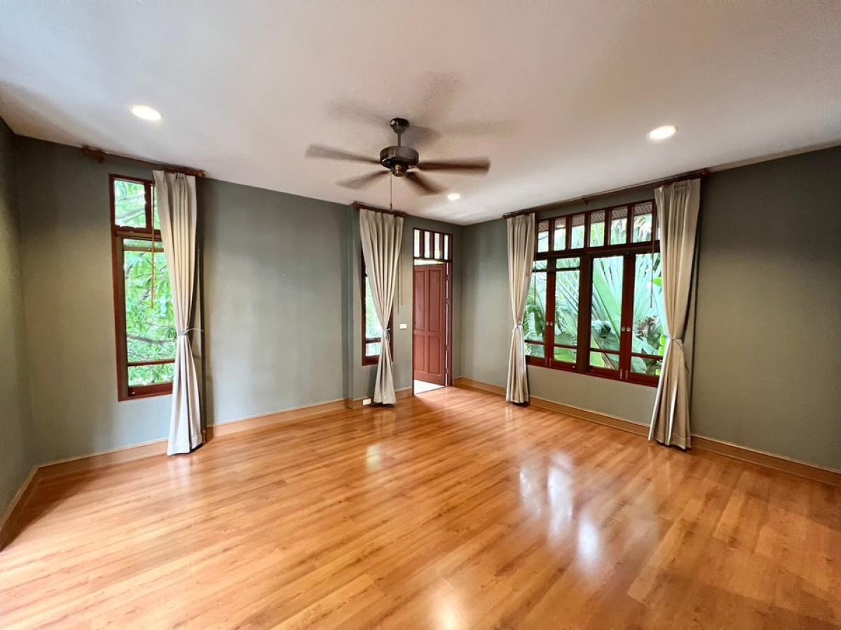 ให้เช่าบ้านสุขุมวิท อโศก ทองหล่อ : Beautiful Detached House with Private Pool for Rent in Ekamai #Petfriendly