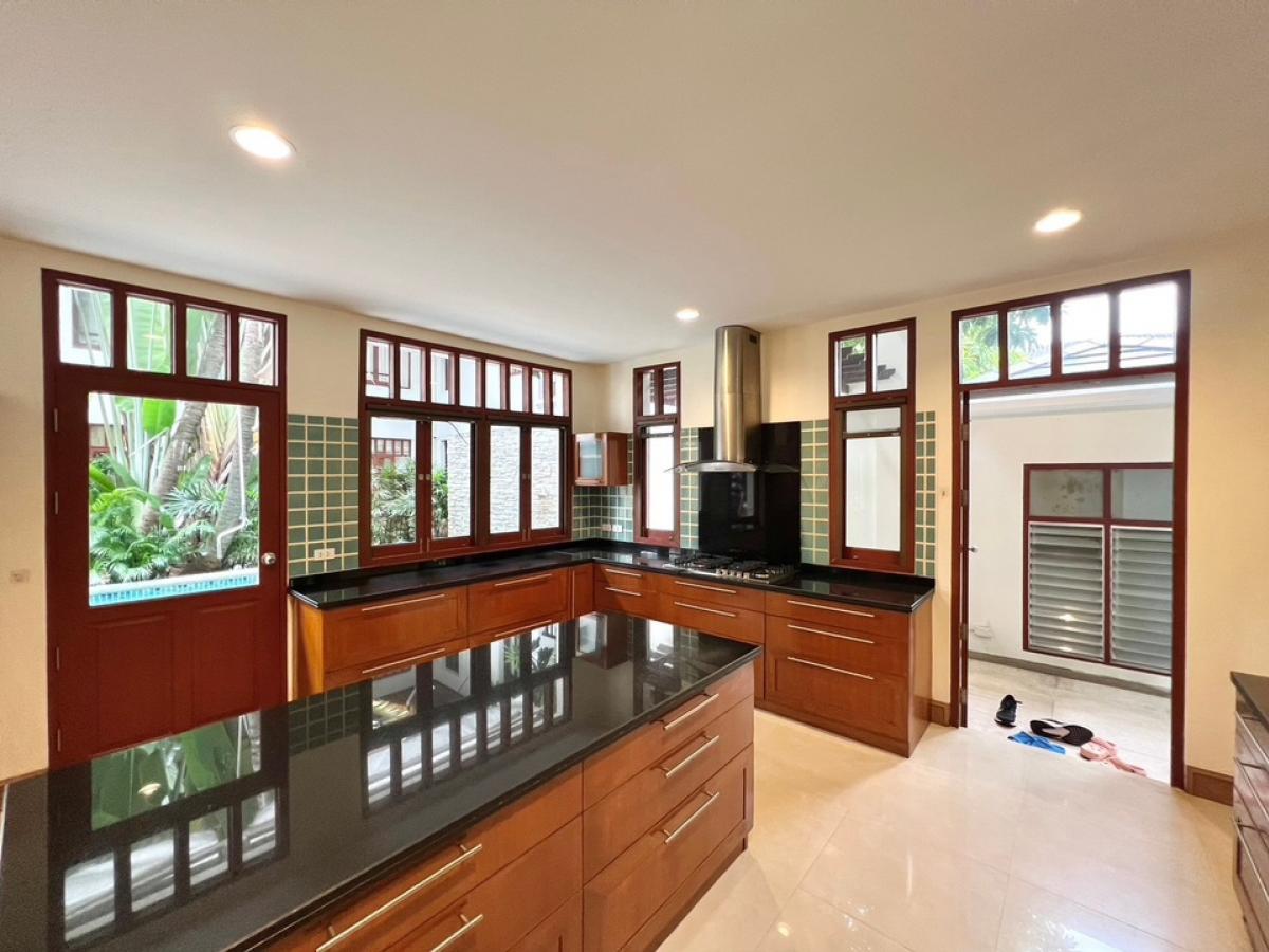 ให้เช่าบ้านสุขุมวิท อโศก ทองหล่อ : Beautiful Detached House with Private Pool for Rent in Ekamai #Petfriendly