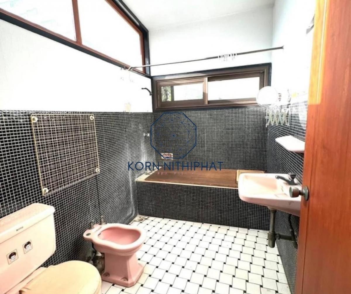 For RentRetail SpaceSukhumvit, Asoke, Thonglor : Rent a house for a renovated business.