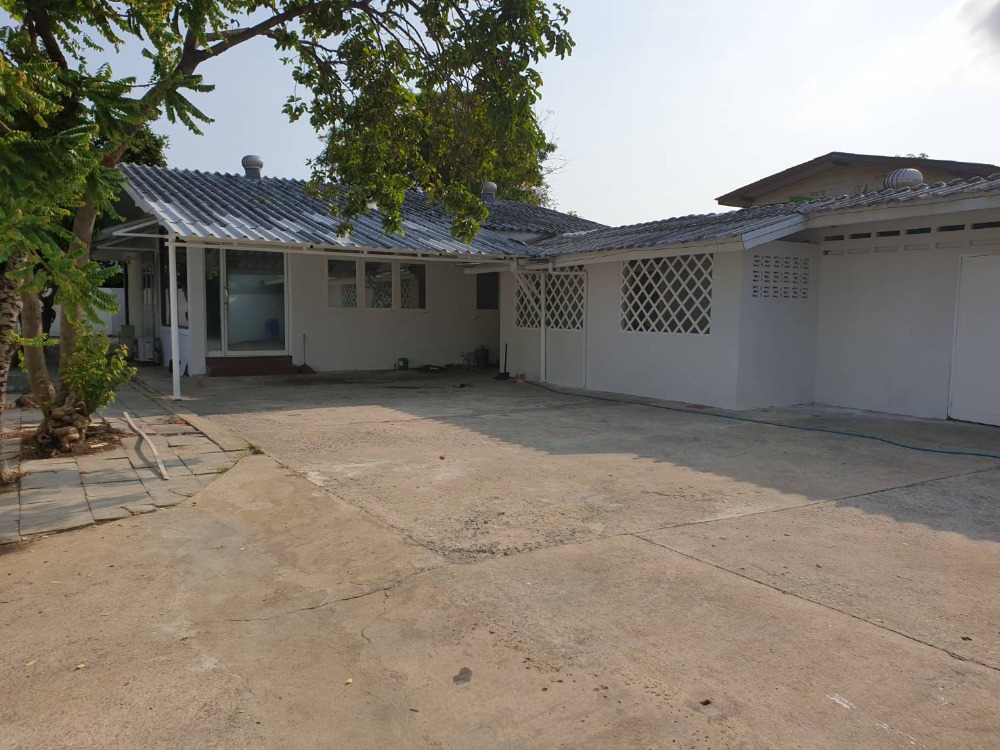 Building with land for rent for office use + storage, can park car