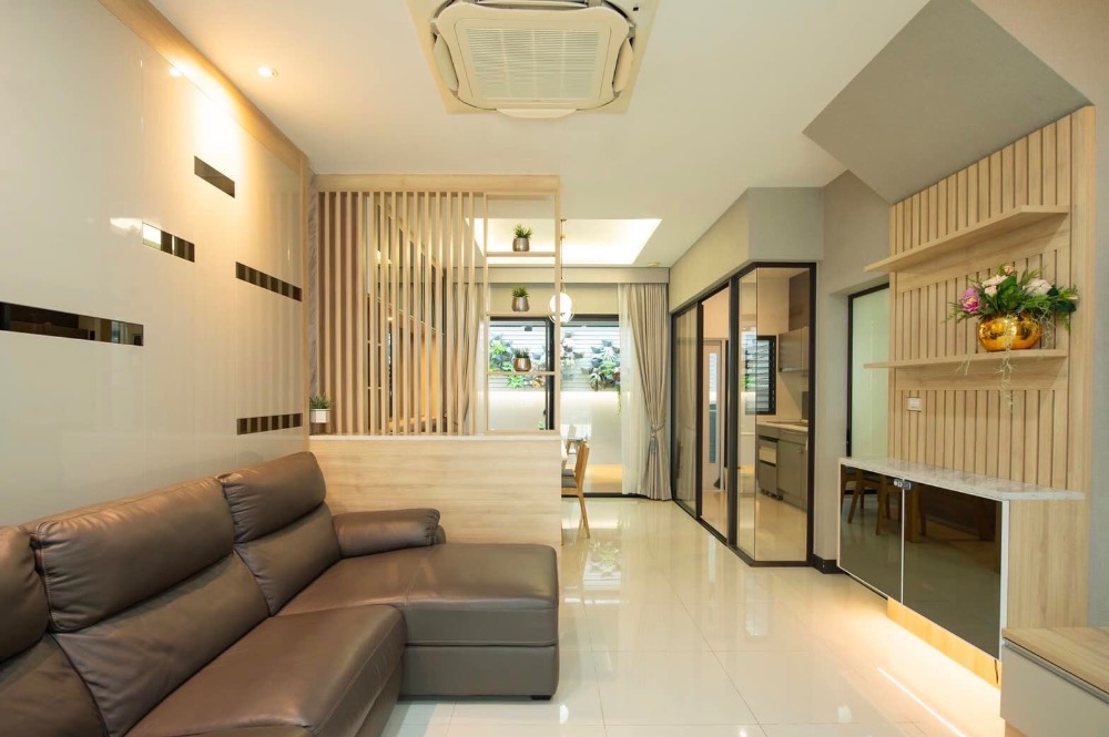 For RentTownhomeKaset Nawamin,Ladplakao : 🏢🌟📣 House for rent, The Landmark Ekkamai - Ram Intra project, beautifully decorated house, ready to move in, convenient transportation