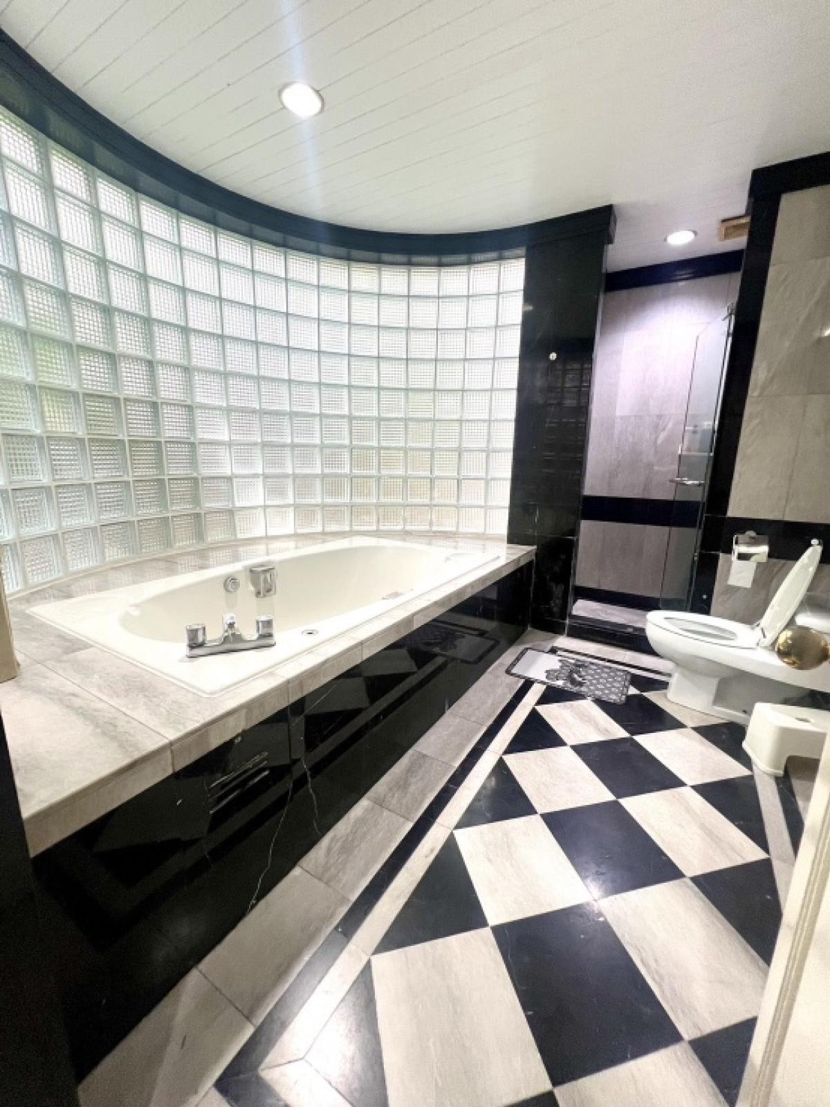 For SaleCondoWitthayu, Chidlom, Langsuan, Ploenchit : 📢👇Big size of 2 beds with garden view, located near Central Chidlom, Central Embassy, Central World.