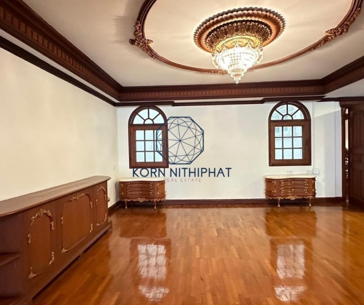 For RentHome OfficeWitthayu, Chidlom, Langsuan, Ploenchit : Rent a Townhome, Lang Suan - Radio surrounded by a 100 million up -up condo.