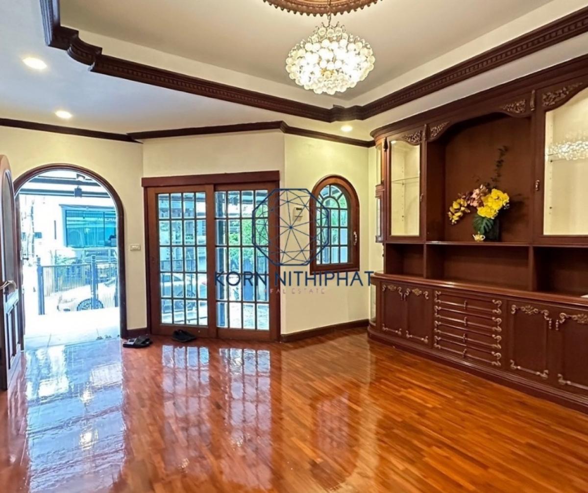 For RentHome OfficeWitthayu, Chidlom, Langsuan, Ploenchit : Rent a Townhome, Lang Suan - Radio surrounded by a 100 million up -up condo.