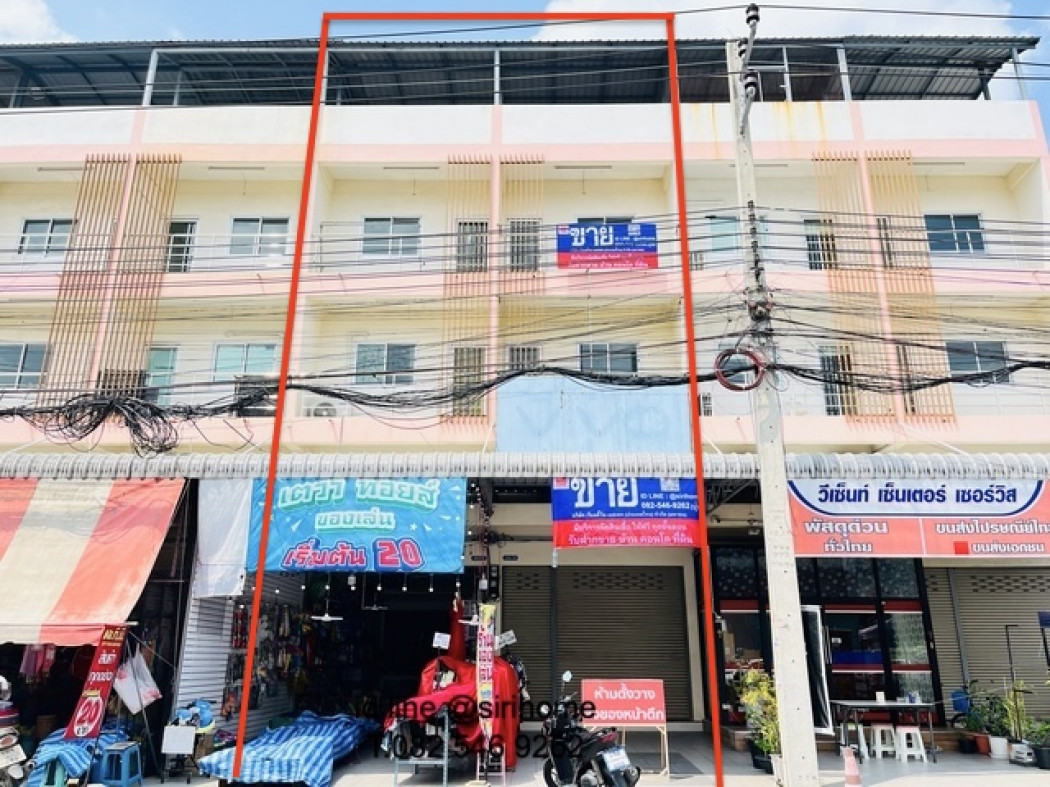 For SaleShop HouseMahachai Samut Sakhon : For sale: Commercial building, 2 shophouses, on the Krathum Baen Market Road, a multi-purpose location! For sale: Commercial building, 2 shophouses, on the Krathum Baen Market Road, 3 and a half floors, good condition.