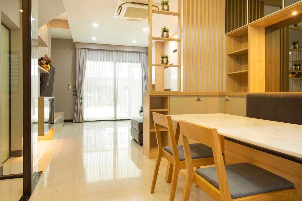 ขายทาวน์โฮมเกษตร นวมินทร์ ลาดปลาเค้า : S-LMER102 ขาย ทาวน์โฮม เดอะ แลนด์มาร์ค เอกมัย-รามอินทราขนาด 21.9ตร.ว. 3ชั้น หน้าบ้านหันทิศใต้ พื้นที่ใช้สอย 168ตร.ม. 3นอน 2น้ำ 9.5 ล้าน 064-959-8900