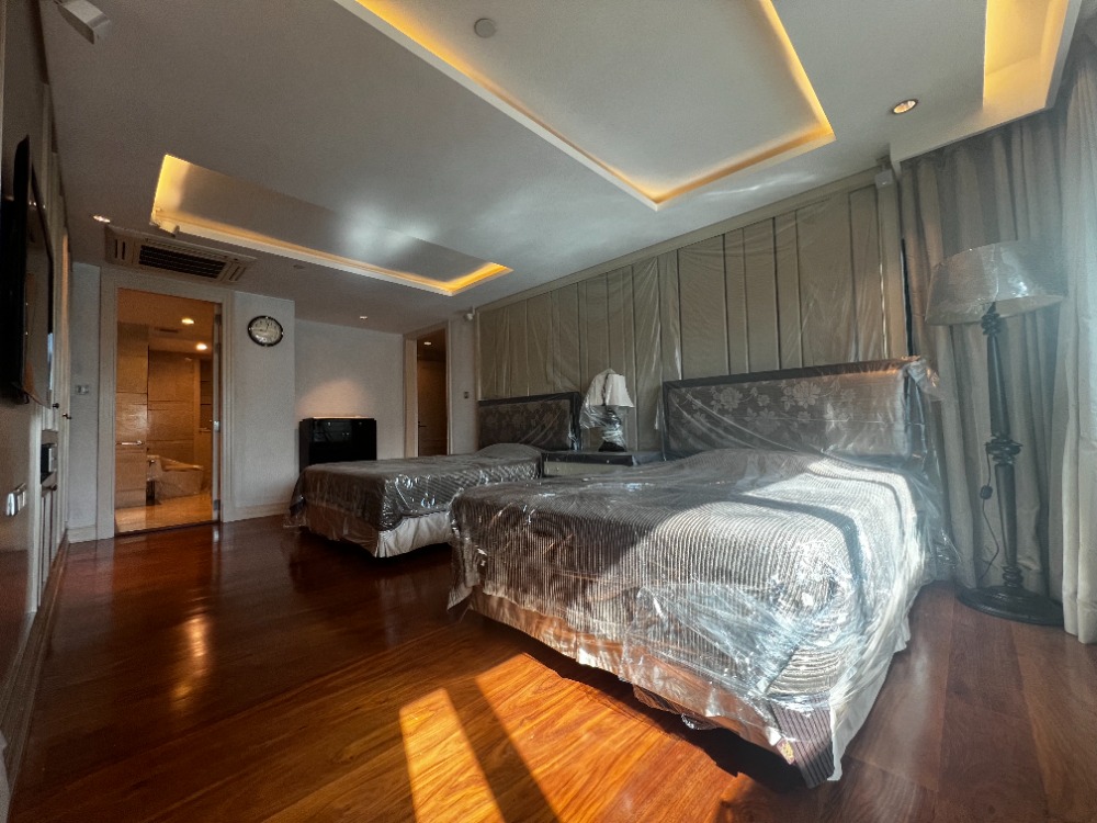 For SaleCondoSathorn, Narathiwat : Sathorn 4-bed condominium in business district good price.