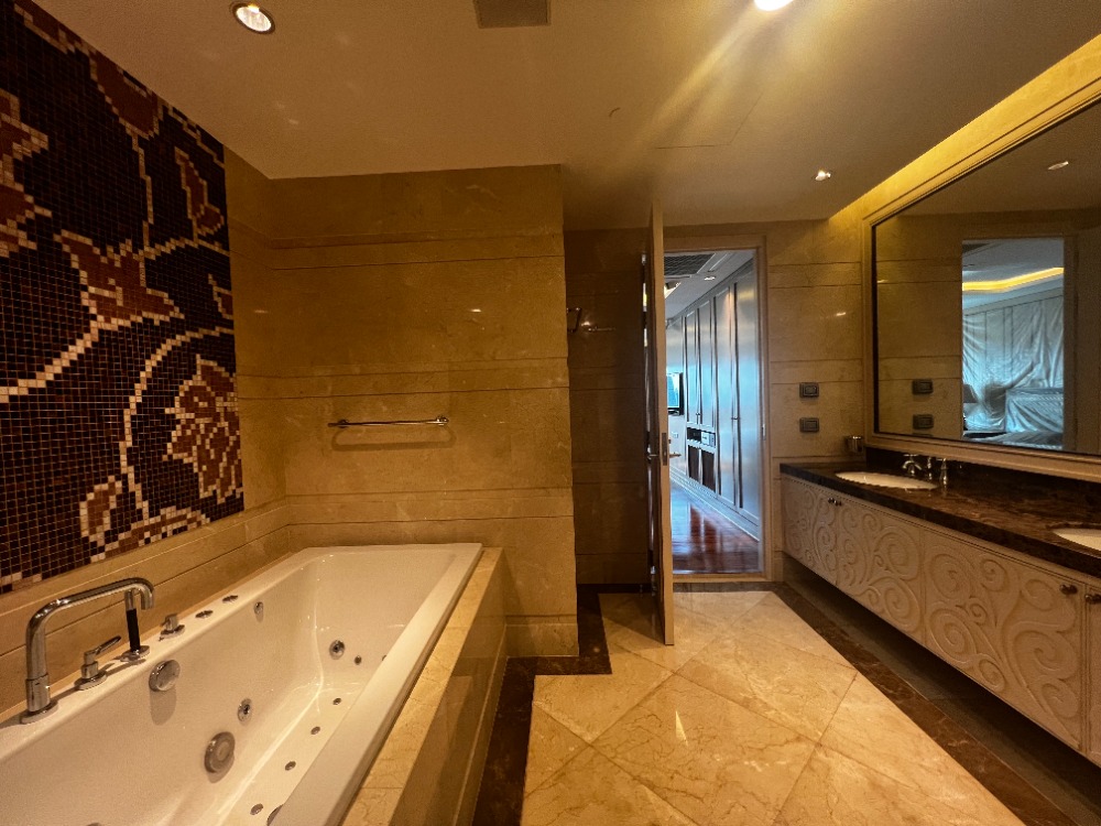 For SaleCondoSathorn, Narathiwat : Sathorn 4-bed condominium in business district good price.