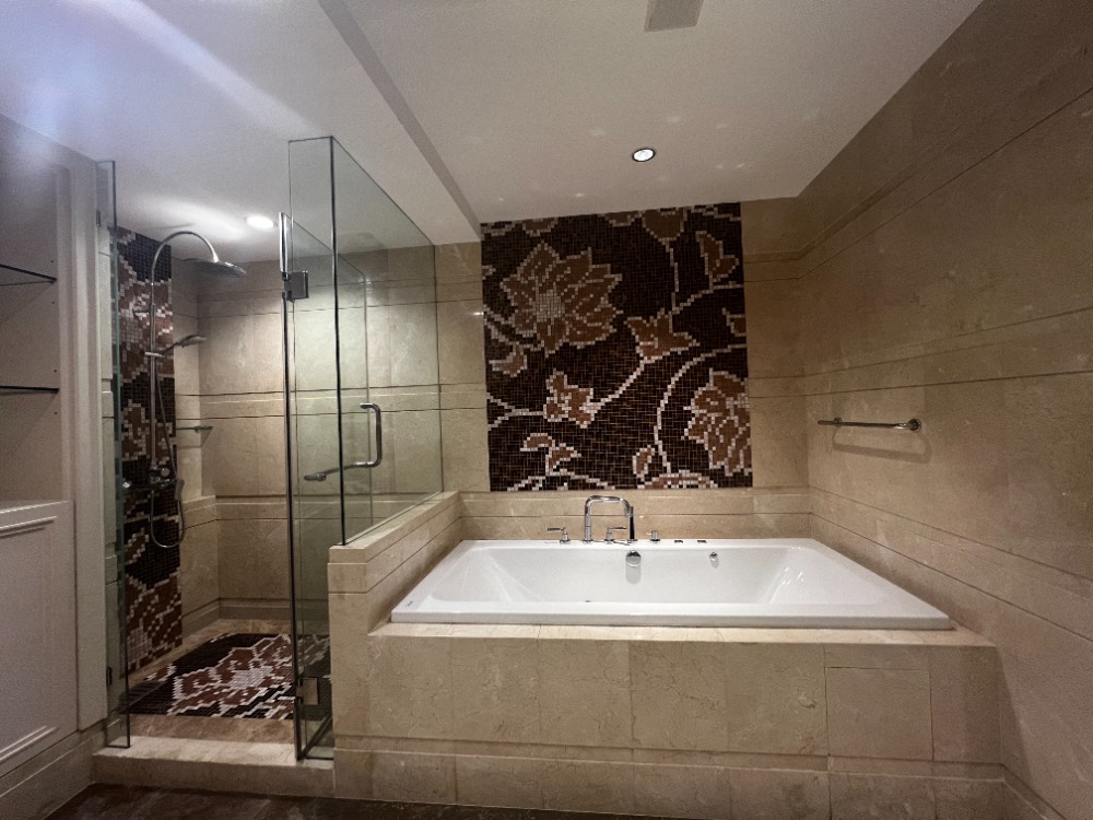 For SaleCondoSathorn, Narathiwat : Sathorn 4-bed condominium in business district good price.