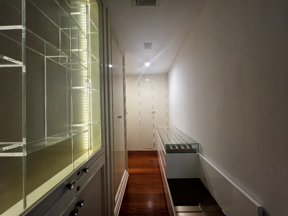 For SaleCondoSathorn, Narathiwat : Sathorn 4-bed condominium in business district good price.