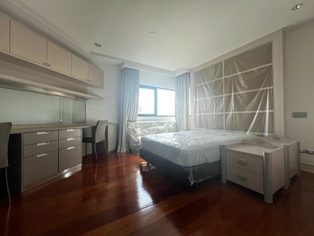 For SaleCondoSathorn, Narathiwat : Sathorn 4-bed condominium in business district good price.