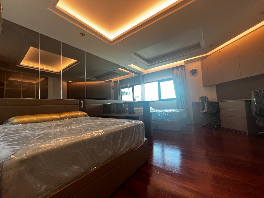 For SaleCondoSathorn, Narathiwat : Sathorn 4-bed condominium in business district good price.