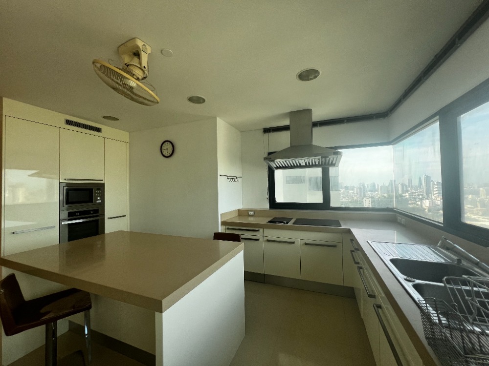 For SaleCondoSathorn, Narathiwat : Sathorn 4-bed condominium in business district good price.