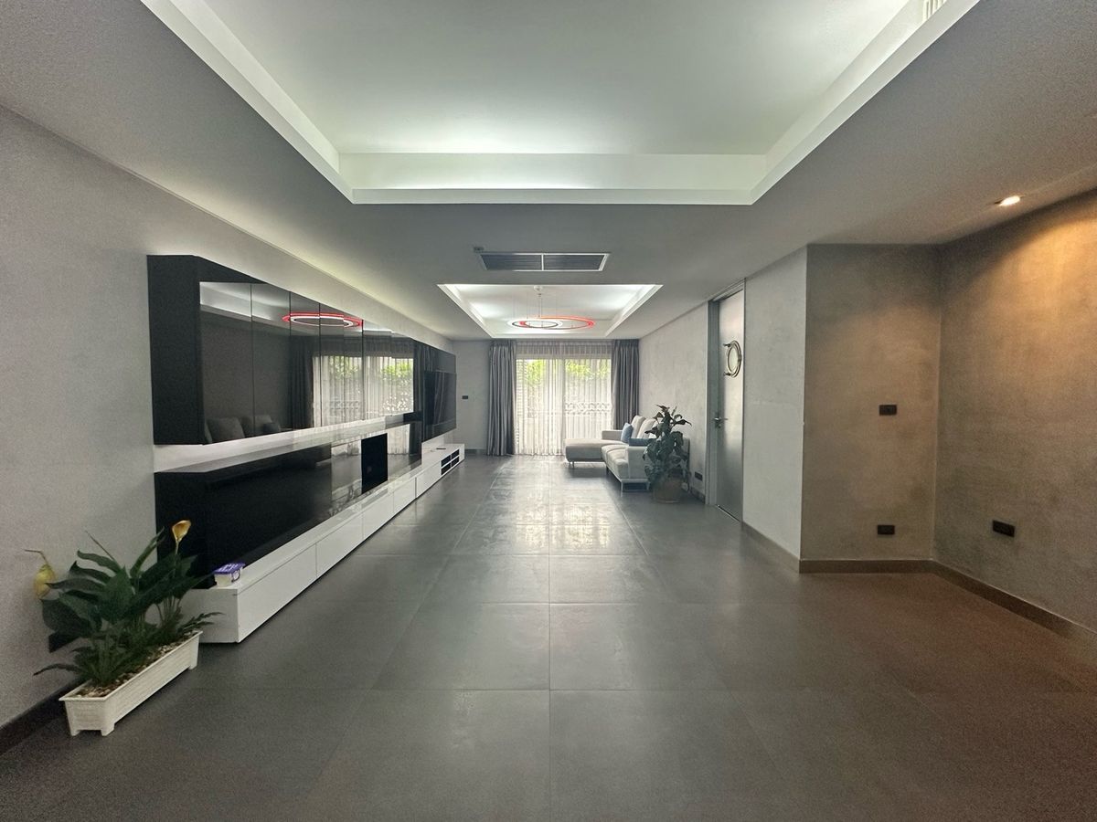 For RentCondoSukhumvit, Asoke, Thonglor : Spacious 2 bedroom unit for rent with greenery view, Modern furnishing, big walk-in closet, Nice European kitchen, Nice laundry room, large living room