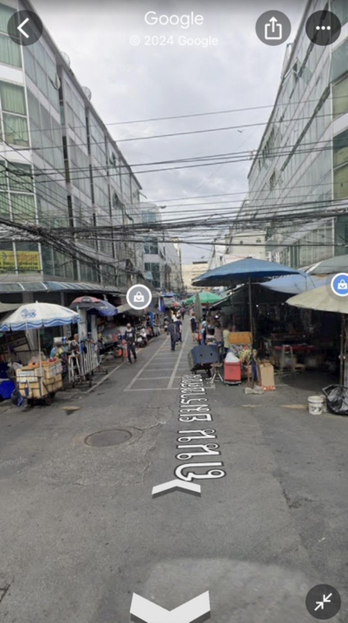 For RentShop HouseYaowarat, Banglamphu : For rent: 1-unit building, next to the market, next to the road, good location, lots of people walking around, suitable for a shop front.