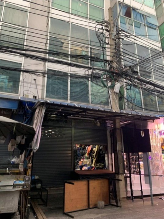 For RentShop HouseYaowarat, Banglamphu : Commercial building for rent, Yaowarat-Charoen Krung area, near Khlong Thom, only 1 minute away.