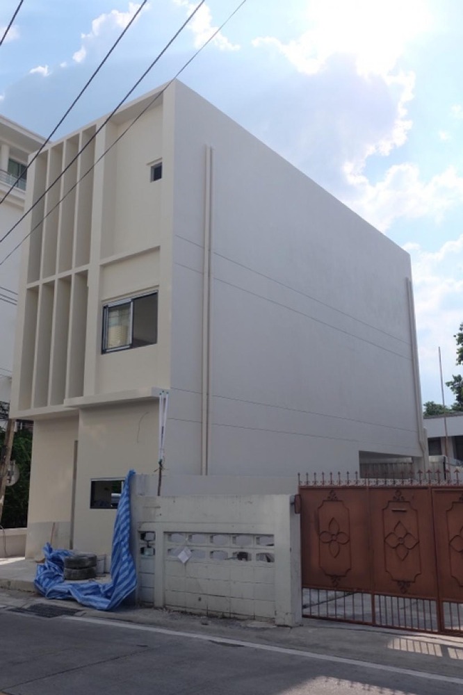 For RentShop HouseChokchai 4, Ladprao 71, Ladprao 48, : Commercial building for rent, Lat Phrao-Ratchada area, near Chok Chai Si BTS station/MRT Sutthisan, only 3-7 minutes away.