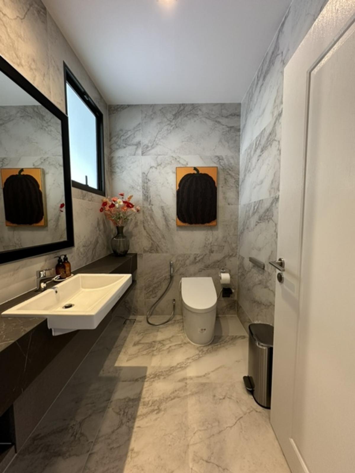 For RentHouseLadkrabang, Suwannaphum Airport : 🔥For urgent rent🔥 Grand Bangkok Boulevard, Krungthep Kreetha, brand new house, fully furnished, ready to move in, 5 bedrooms, 6 bathrooms, house in front of the garden ❗