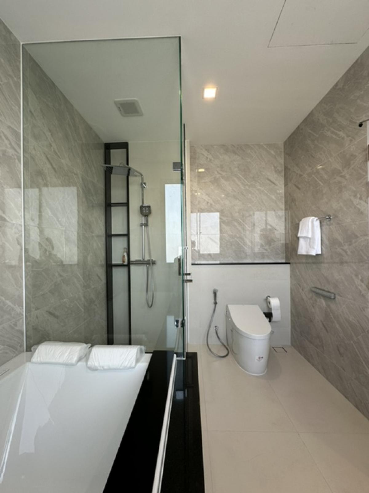 For RentHouseLadkrabang, Suwannaphum Airport : 🔥For urgent rent🔥 Grand Bangkok Boulevard, Krungthep Kreetha, brand new house, fully furnished, ready to move in, 5 bedrooms, 6 bathrooms, house in front of the garden ❗