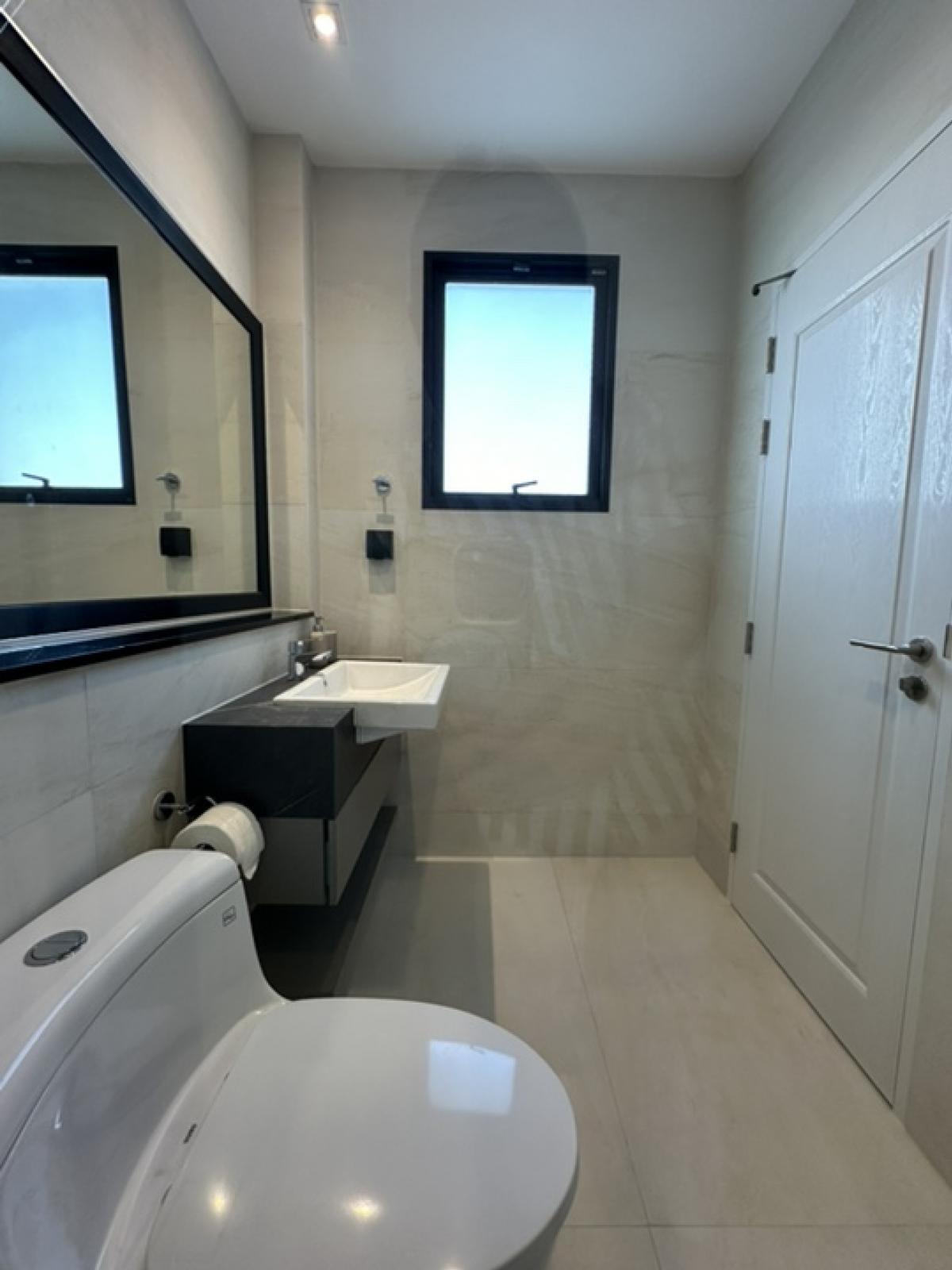 For RentHouseLadkrabang, Suwannaphum Airport : 🔥For urgent rent🔥 Grand Bangkok Boulevard, Krungthep Kreetha, brand new house, fully furnished, ready to move in, 5 bedrooms, 6 bathrooms, house in front of the garden ❗