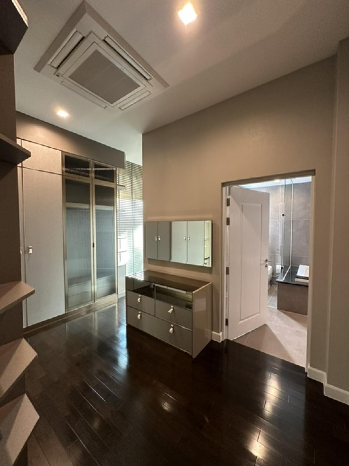 For RentHouseLadkrabang, Suwannaphum Airport : 🔥For urgent rent🔥 Grand Bangkok Boulevard, Krungthep Kreetha, brand new house, fully furnished, ready to move in, 5 bedrooms, 6 bathrooms, house in front of the garden ❗