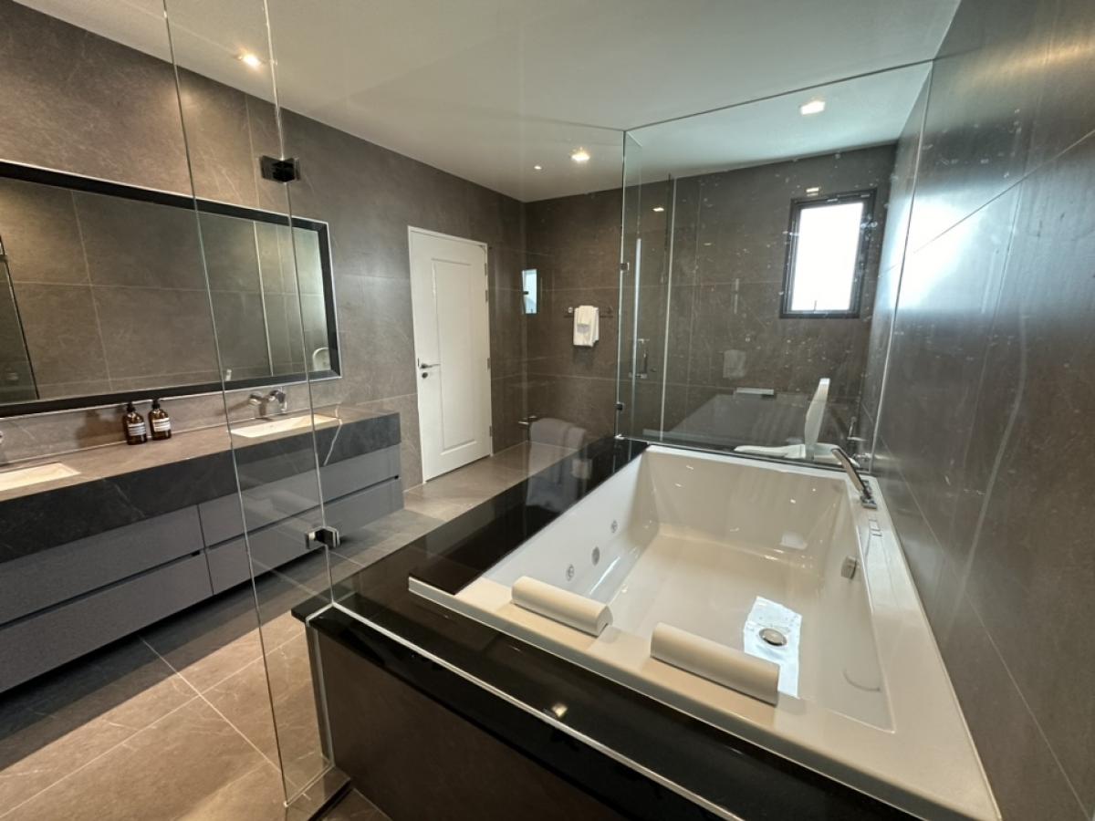 For RentHouseLadkrabang, Suwannaphum Airport : 🔥For urgent rent🔥 Grand Bangkok Boulevard, Krungthep Kreetha, brand new house, fully furnished, ready to move in, 5 bedrooms, 6 bathrooms, house in front of the garden ❗